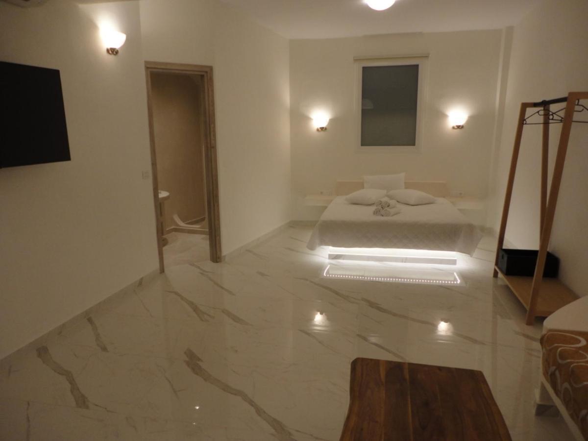 Triena Apartments Фіра Екстер'єр фото