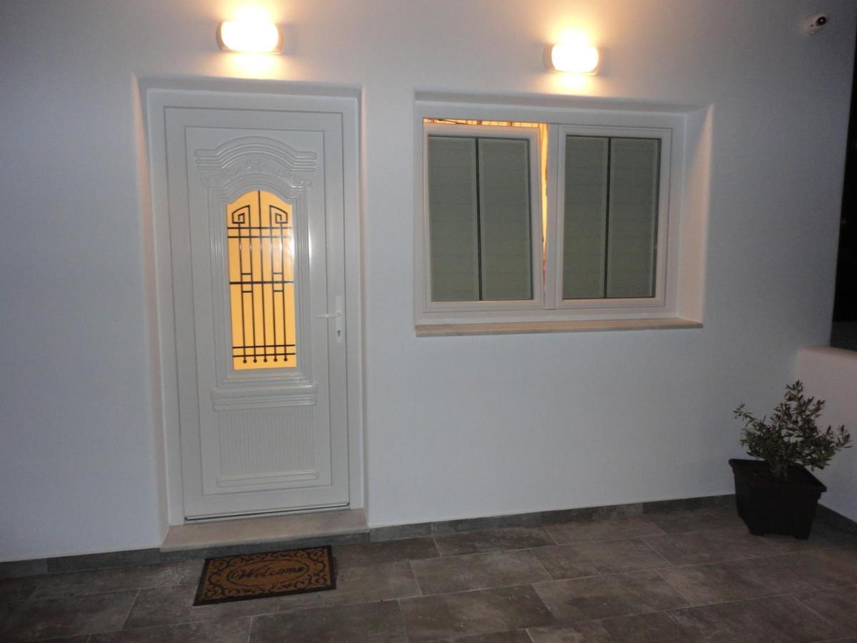 Triena Apartments Фіра Екстер'єр фото