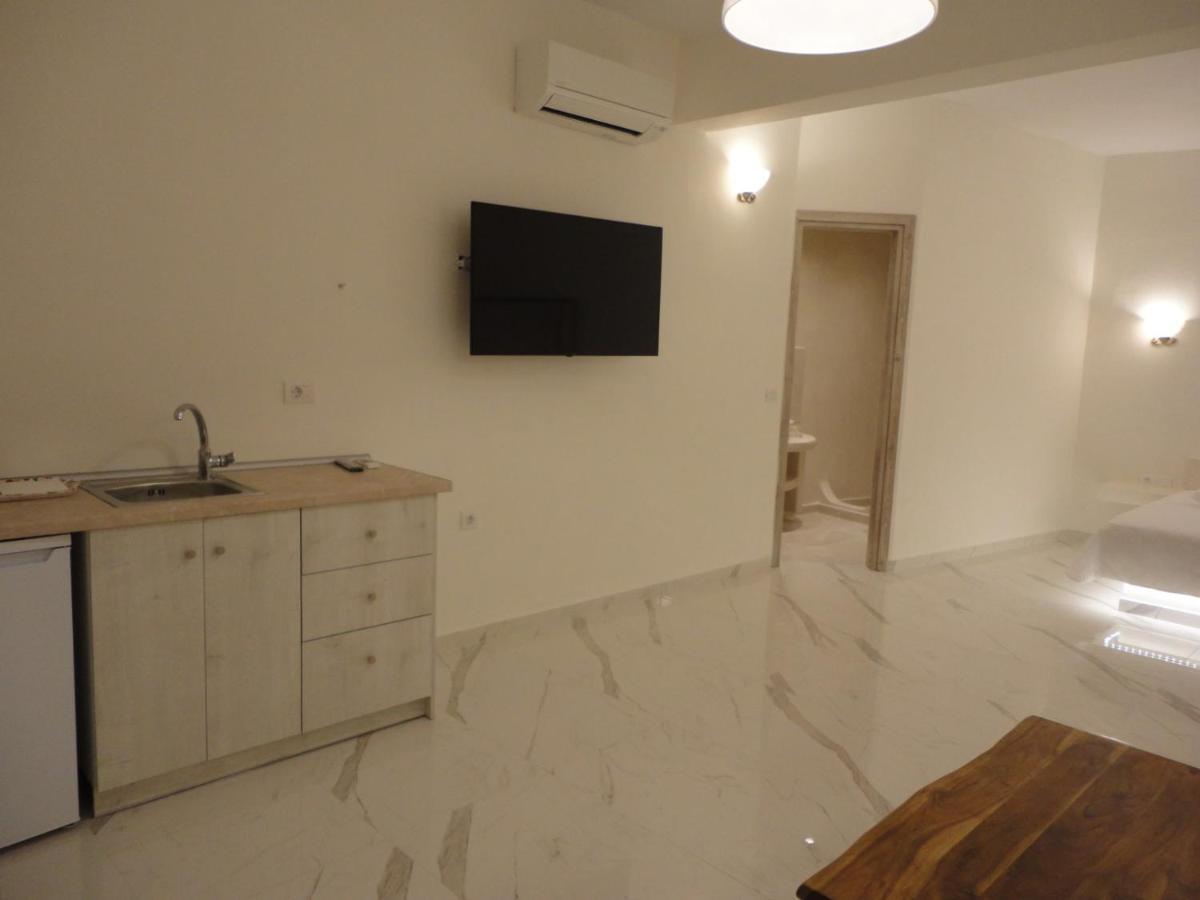 Triena Apartments Фіра Екстер'єр фото